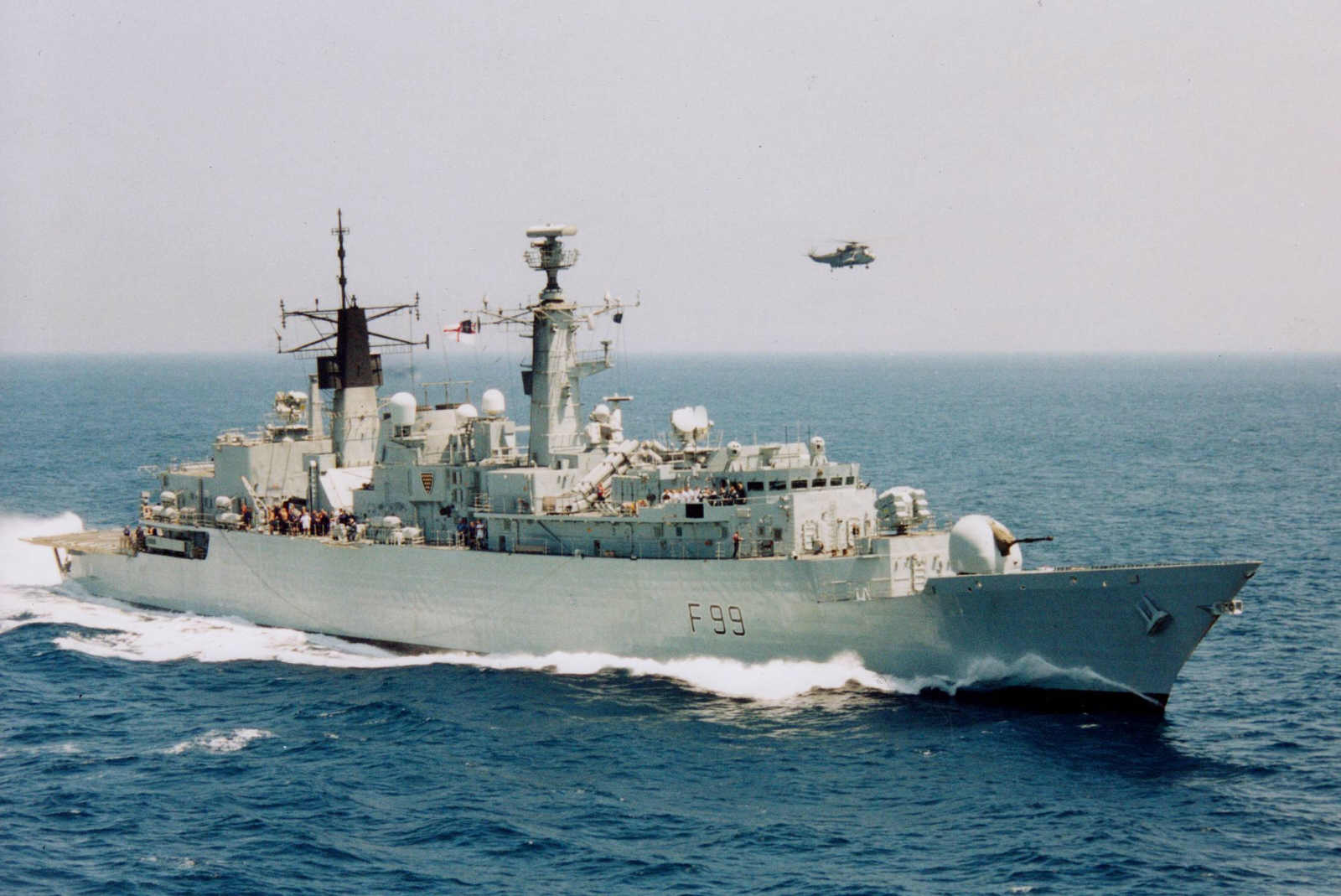 A Cornwall atravessando o Estreito de Gibraltar e entrando no Atlântico em julho de 2003. (foto: ?)